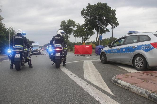 Śmiertelny wypadek pod Otwockiem. Motocyklista wjechał w przyczepkę samochodową. Zginął na miejscu