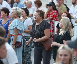 Potańcówka przed teatrem w Katowicach