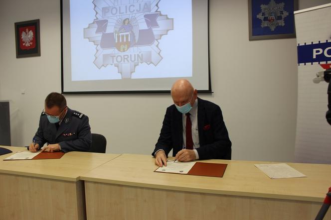 Porozumienie toruńskiej policji z Urzędem Miasta. Prezydent i komendant podpisali umowę