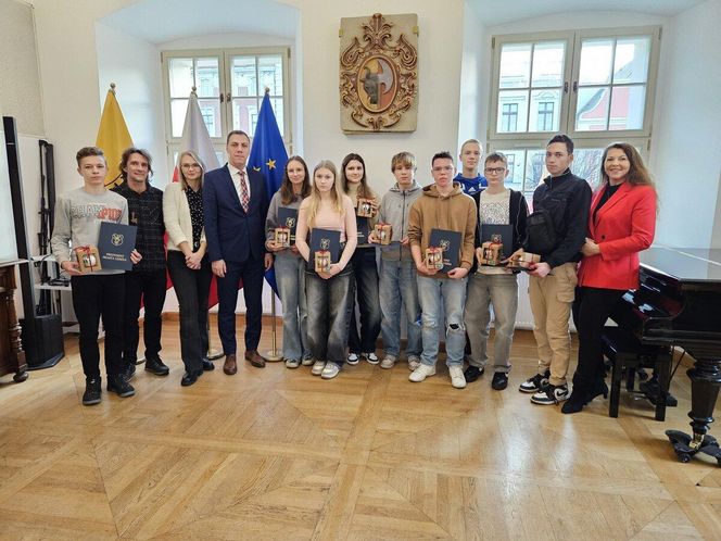 Balonowa mozaika w centrum Leszna gotowa. Prezydent podziękował uczniom i ich opiekunowi