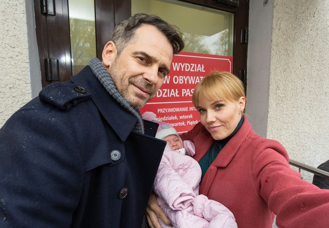 Przyjaciółki 13 sezon odcinek 154, Wiktor (Paweł Deląg), Wika (Roma Gąsiorowska), Klara (Maja Śliwińska)