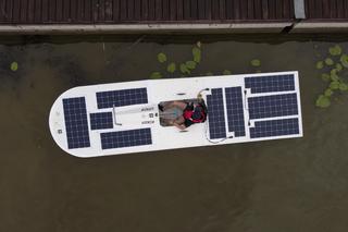 Studenci Politechniki Wrocławskiej testowali na Odrze łódź napędzaną energią słoneczną