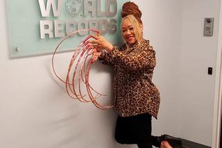 Nożycoręka! Ma paznokcie metrowej długości