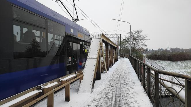 Wrocław pod śniegiem. Trudne warunki na drogach, korki, opóźnienia i awarie