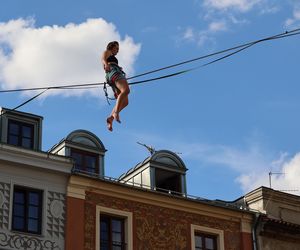 Spacerują po linach nad głowami przechodniów. Trwa Urban Highline Festival