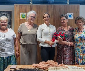 Marta Nawrocka zdała szyku w żakiecie zapinanym na złote guziki! Wyruszyła z pierwszą wizytą jako prezydentowa 