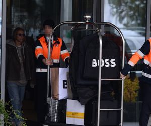 Robert Lewandowski ze szpanerką siatą wysiadł z samolotu