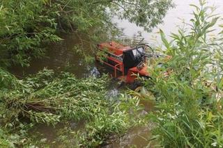 Tragiczny wypadek. Kosił trawę i wpadł do stawu. Traktorzysta nie żyje