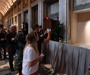 Wierni odwiedzają grób papieża Franciszka