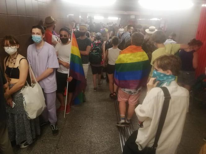 Tłum napiera na metro na Polu Mokotowskim