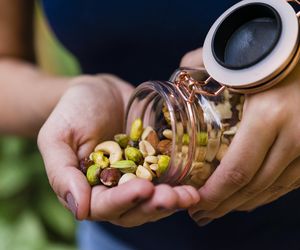 Hiszpańskie badanie na tysiącach osób zaskakuje. Przekąska, którą uważano za tuczącą, może zmniejszyć ryzyko przybierania na wadze