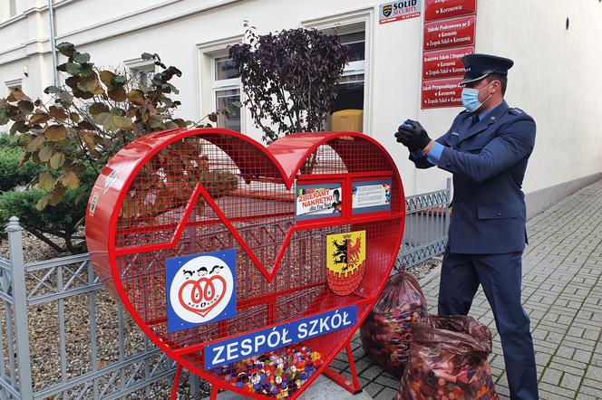 Więźniowie z Koronowa zbierają nakrętki. W ten sposób wspierają chore dzieci