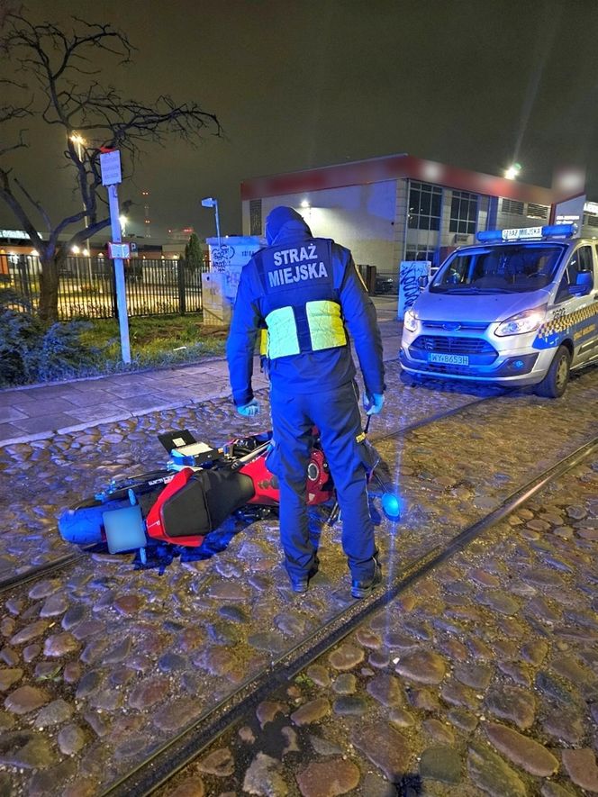 Z kradzionym motocyklem i kasetką z pieniędzmi. Strażnicy miejscy udaremnili zuchwałą kradzież