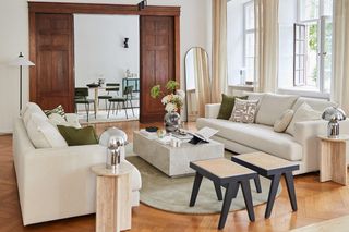 Białe meble w salonie