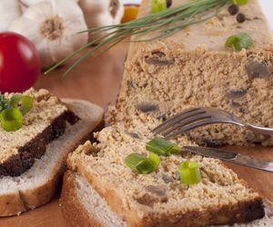 Aromatyczny pasztet z suszonych grzybów. Idealny przepis na wege przysmak