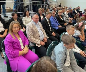Pierwsza Dama uczciła z uczniami 100 lat od nadania imienia Stefana Batorego Szkole Podstawowej w Liwie