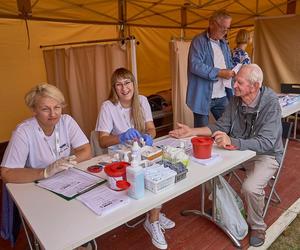 Siedlczanie chętnie korzystali z bezpłatnych badań, porad specjalistów i aktywności na świeżym powietrzu nad zalewem podczas Pikniku dla serca