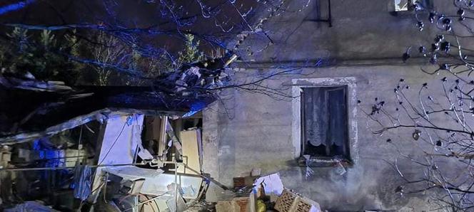 Dom byłego policjanta wyleciał w powietrze. Mężczyzna i jego żona są w ciężkim stanie