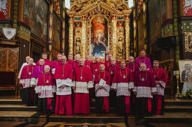 Kanoniczne objęcie diecezji sosnowieckiej przez bp. Artura Ważnego. "Dał się poznać jako odważny"