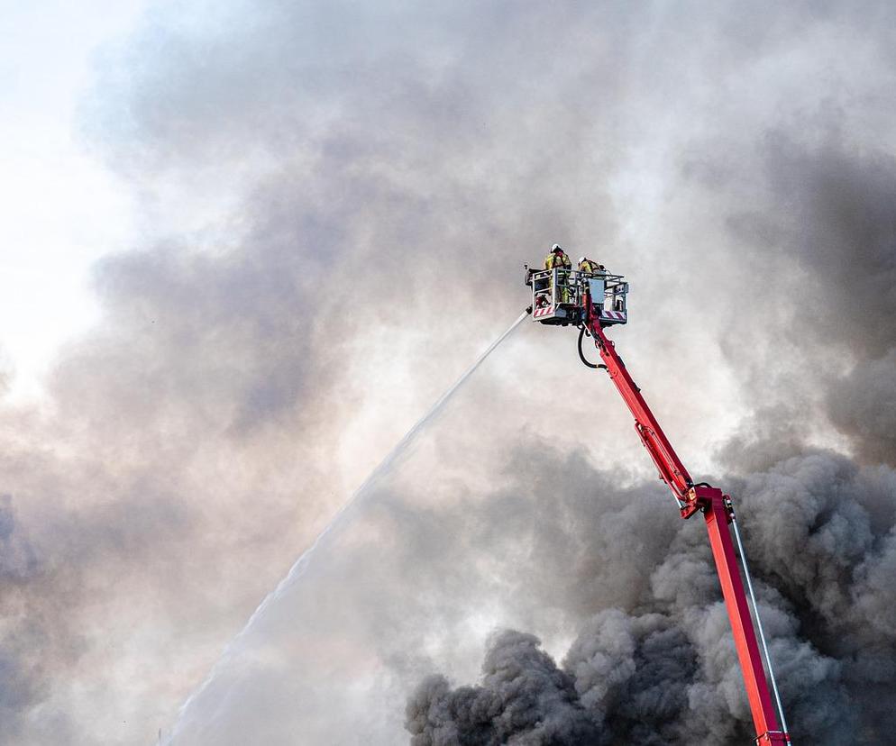 Kłęby dymu i ognia buchały z kamienicy. Strażacy ewakowali 26 osób