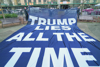 Chcą wiedzieć, co mają na Trumpa