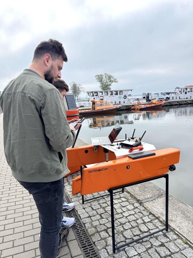   Nowoczesny dron kontroluje jakość wody w mazurskich jeziorach