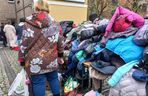 ​Trwa finał akcji „Podziel się kurtką - Przytul kurtkę” w Lesznie. Dzielących się i korzystających nie brakuje