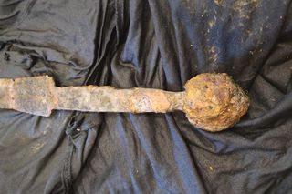 Sensacyjne znalezisko w Wiśle! Wędkarz wyłowił średniowieczny miecz