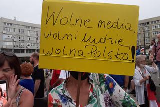 Lex TVN. Protest w obronie wolnych mediów w Łodzi! ZDJĘCIA