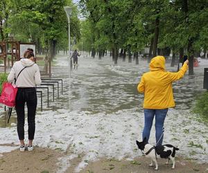 Nawałnica nad Gnieznem. Miasto zalały strumienie wody po ulewie i gradobiciu [ZDJĘCIA].