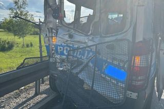 Ciężarówka z konwoju staranowała radiowóz.