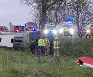 W autokarze jechało ok. 15 osób, pięciu pasażerów odniosło obrażenia w  wypadku
