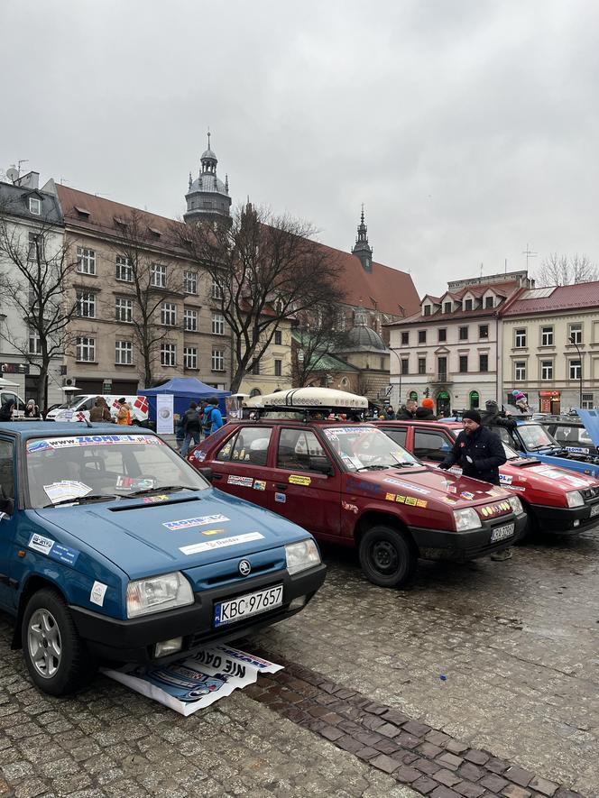 WOŚP 2024 w Krakowie. Zlot samochodów Złombol na Placu Wolnica przyciągnął tłumy fanów aut rodem z PRL-u