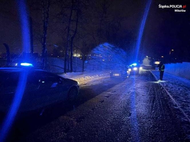 Skandal w Mikołowie. Pijana jak bela 45-latka jechała zasypanym audi bez lusterka. Wydmuchała... 3 promile!