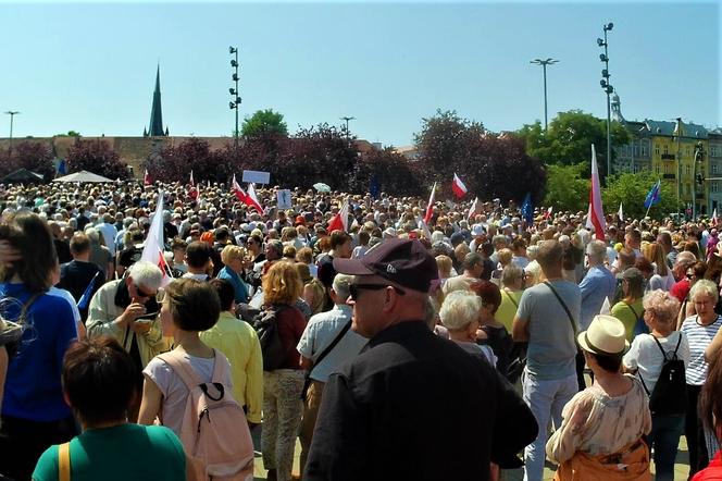 Manifestacja 4 czerwca na placu Solidarności w Szczecinie