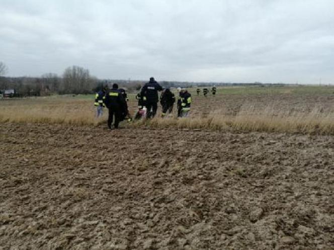 W ostatniej chwili! Wychłodzony i zagubiony 92-latek leżał w polu pod Pacanowem!