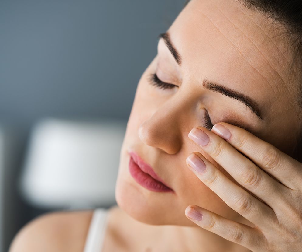 kobieta mająca opuchnięte oczy