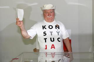 Wybory 2020. Wałęsa niczym kowboj wparował do lokalu wyborczego! Wszyscy w szoku [ZDJĘCIA]