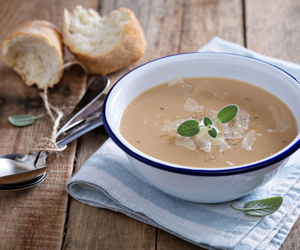 Mocno czosnkowa zupa zapalana - pyszna i znakomita na przeziębienie