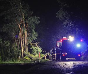   Groźne nawałnice przetoczyły się przez Polskę. Zerwane dachy, zalane drogi, połamane drzewa