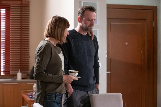 Na Wspólnej odc. 2892. Basia (Grażyna Wolszczak), Krzysztof Smolny (Łukasz Konopka)