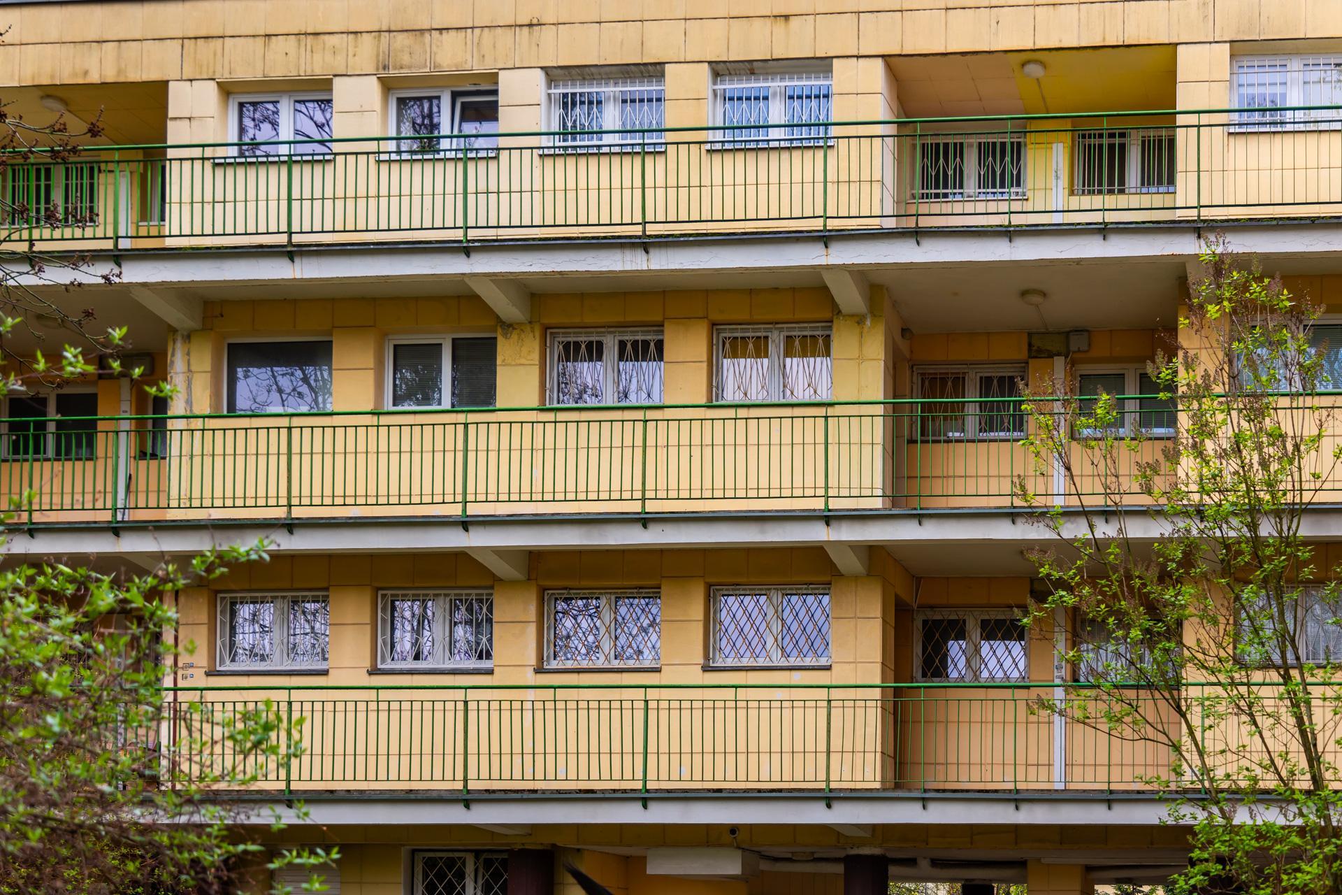 Osiedle WSM Koło II w Warszawie - zdjęcia. Pablo Picasso na ścianie i klatki schodowe typu ser