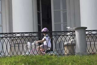 Kasia Nawrocka czuje się już w Belwederze jak u siebie! Przemieszcza się na rowerku!