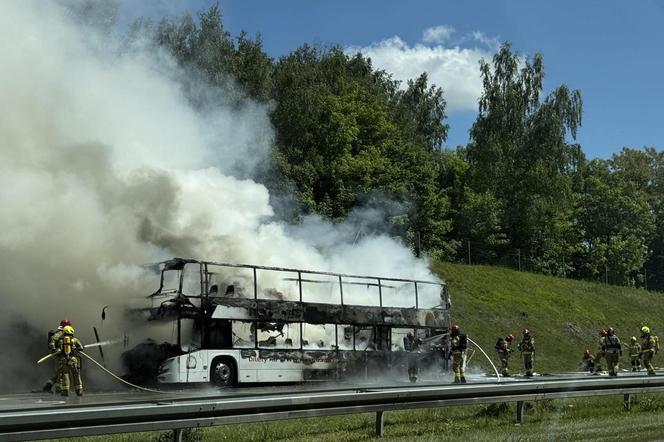 Autokar stanął w ogniu na A4