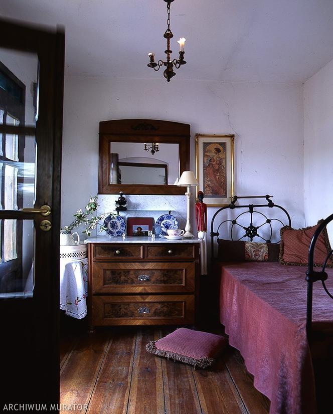 Łóżko metalowe w sypialni w wiejskim domu