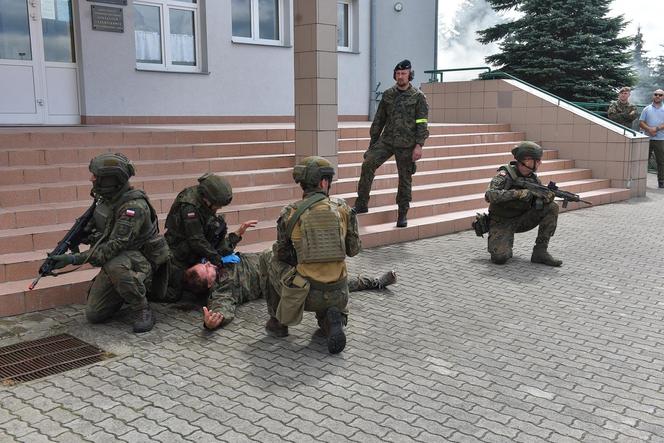 Efektowne ćwiczenia WOT w Czernikowie pod Toruniem. "Scenariusz zakładał atak przeciwnika na szkołę z kilkudziesięcioma uczniami"