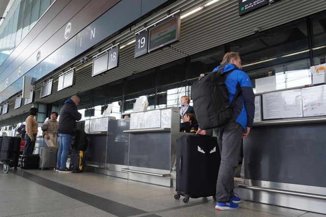Odwołane lub opóźnione loty. Pasażerowie uziemieni na polskim lotnisku. Wszystko przez śnieg