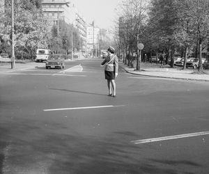 Milicjantka Helena Mikołajczyk na posterunku przy ul. Boya-Żeleńskiego w Warszawie