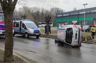 Wypadek w Skarżysku-Kamiennej. Samochód zderzył się z drzewem!