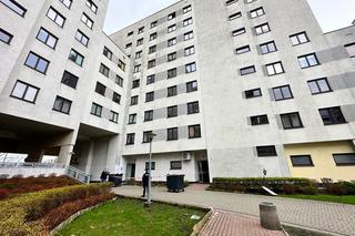 Rozrywający serce dramat na Bemowie. Kobieta z maleńkim dzieckiem runęła z 8. piętra